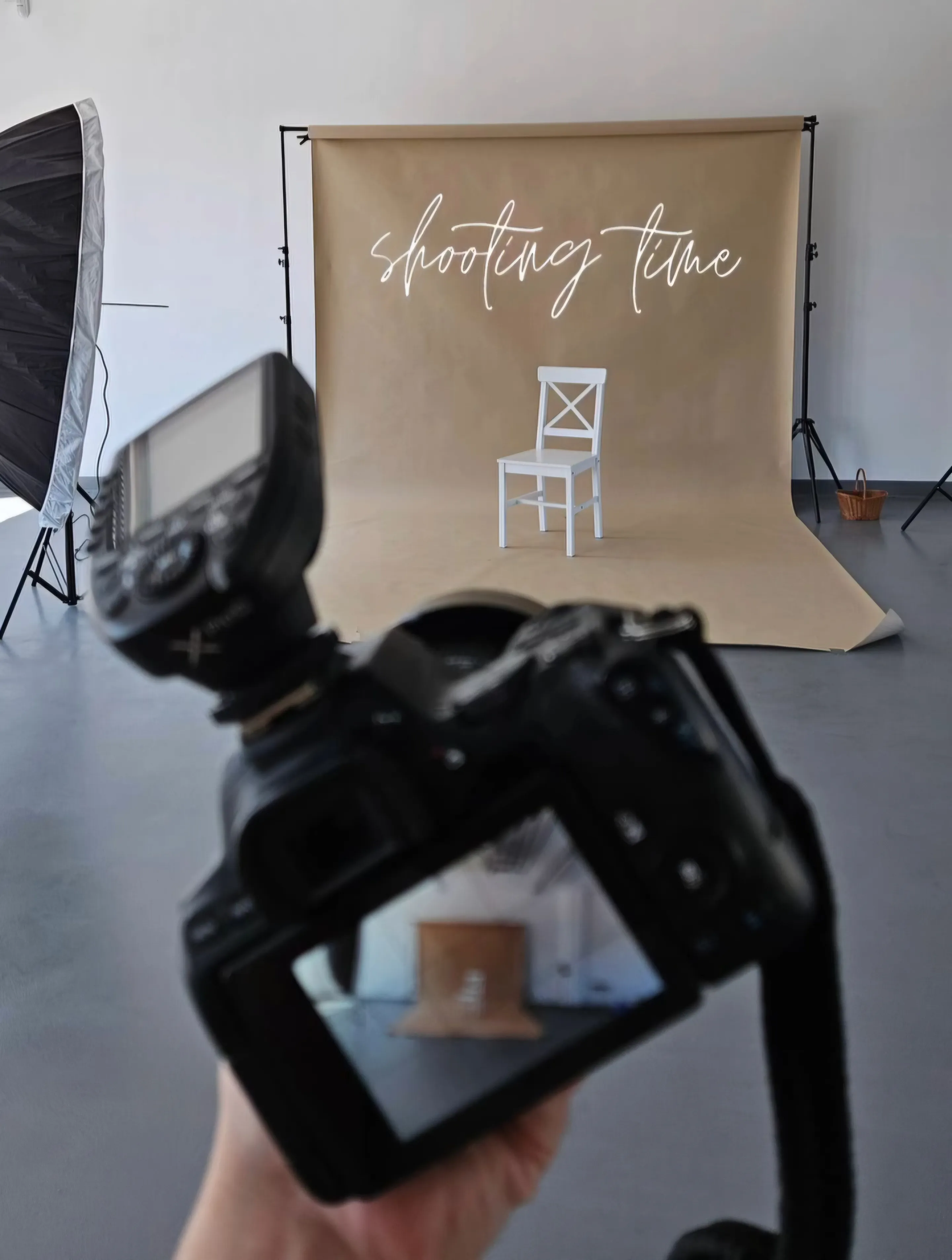 Hanna, a fotós, munka közben naplementében Esztergomban